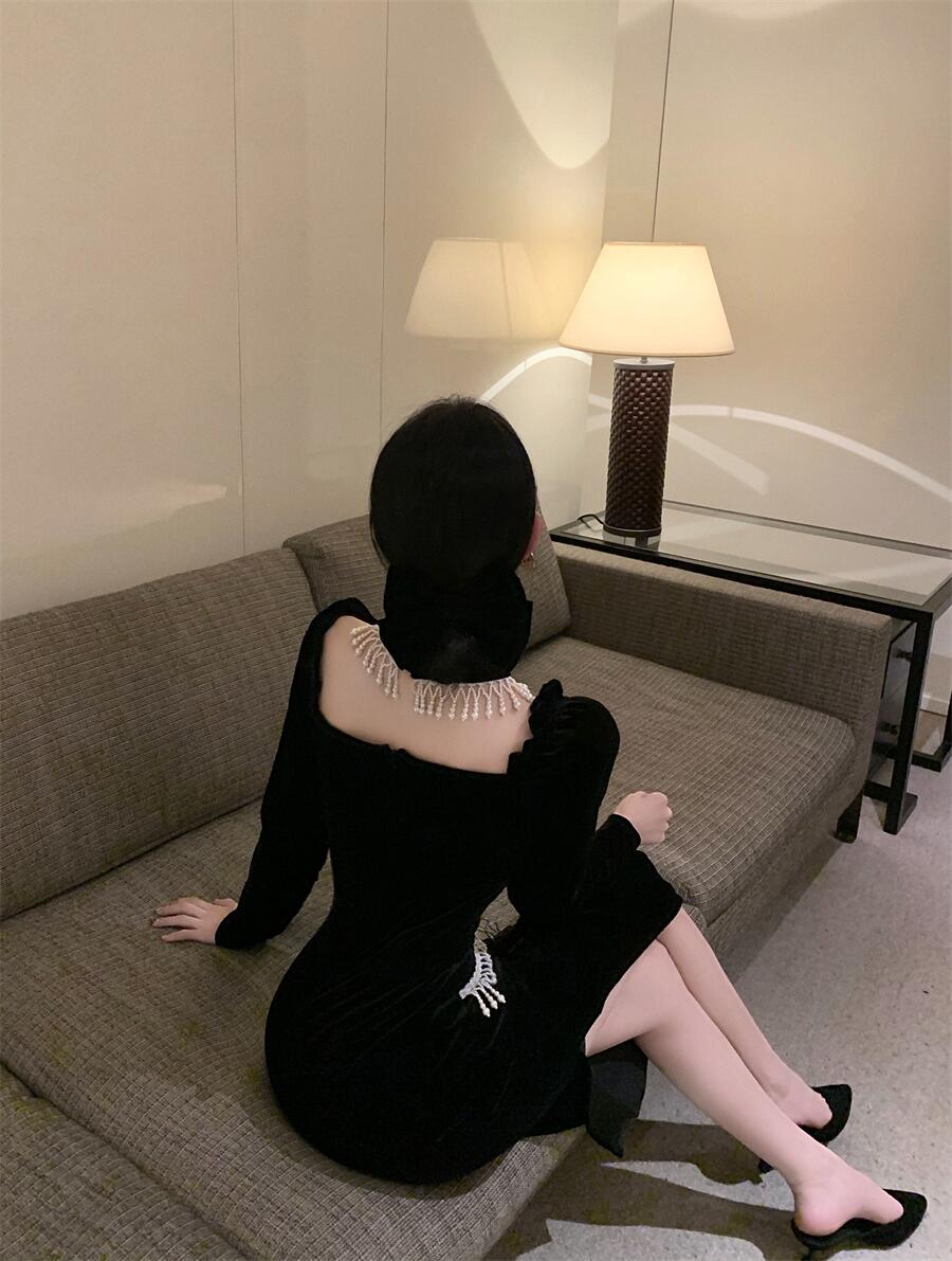 Puffy Sleeves Square Collar Pearl Bib Velvet Black Dress Dress